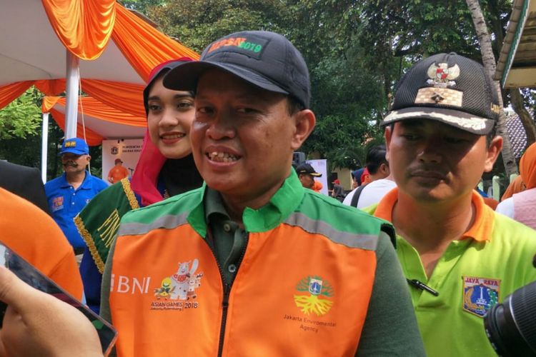 Kepala Dinas Lingkungan Hidup DKI Jakarta Isnawa Adji di Rawajati, Pancoran, Jakarta Selatan, Minggu (24/2/2019).