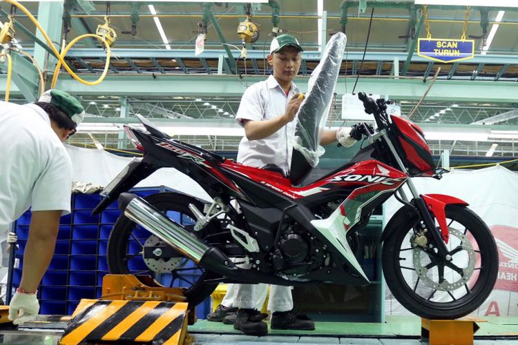 Karyawan AHM melakukan proses perakitan sepeda motor New Honda Sonic 150R di pabrik AHM di kawasan Pegangsaan, Jakarta Timur.