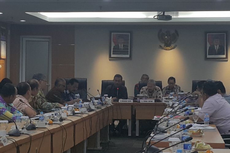 Rapat Badan Anggaran DPRD DKI Jakarta bersama Pemprov DKI Jakarta dalam rangka membahas Kebijakan Umum Perubahan Anggaran dan Plafon Prioritas Anggaran Sementara (KUPA-PPAS) APBD 2017 di Gedung DPRD DKI, Jumat (25/8/2017).
