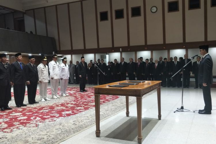 Gubernur DKI Jakarta Anies Baswedan melantik 11 pejabat eselon II di Balai Kota DKI Jakarta, Jalan Medan Merdeka Selatan, Selasa (25/9/2018).