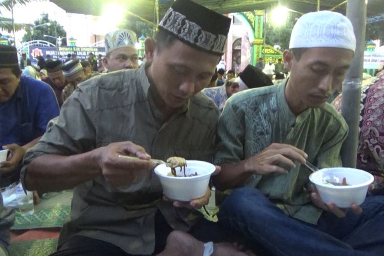 Warga Desa Gumeno dan sekitarnya, saat mencicipi sajian kolak ayam sebagai menu berbuka puasa di hari ke-22 Ramadhan.