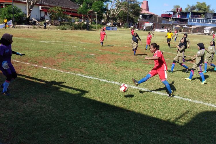 Pertandingan sepakbola wanita antara salah satu sekolah di Kabupaten Timor Tengah Utara dan Timor Tengah Selatan, yang berlangsung di Lapangan Sekolah Sepak Bola (SSB) Bali United, Kota Kupang, Senin (10/6/2019).