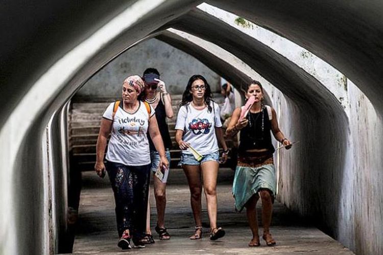 Wisatawan asing menyusuri lorong bawah tanah di kompleks Istana Air Taman Sari, Yogyakarta, Jumat (5/8/2016).