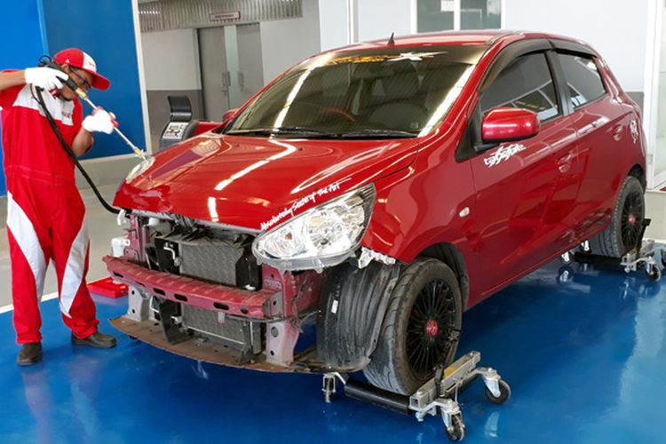 Contoh aktivitas di bengkel bodi dan cat Mitsubishi di Bumen Redja Abadi, Denpasar.