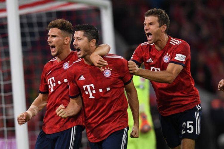 Penyerang Bayern Muenchen, Robert Lewandowski (tengah), merayakan golnya bersama Leon Goretzka (kiri) dan Thomas Mueller dalam laga Liga Jerman kontra Hoffenheim di Stadion Allianz Arena, Muenchen pada 24 Agustus 2018.
