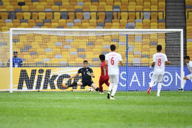 Bagus Kahfi mencetak gol pembuka Timnas U-16 Indonesia ke gawang Iran pada pertandingan Grup C Piala Asia U-16 di Malaysia, 21 September 2018. 
