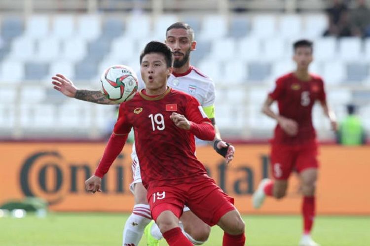 Nguyen Quang Hai dikawal Ashkan Dejagah pada laga Vietnam vs Iran dalam pertandingan fase grup Piala Asia 2019, 12 Januari 2019. Timnas Vietnam lolos ke babak 16 besar sebagai salah satu tim peringkat ketiga terbaik. 
