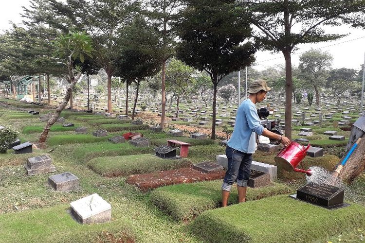 Petugas pemakaman bersiap menyambut ramainya peziarah di TPU Karet Bivak, Jakarta Pusat, Minggu (10/6/2018). 