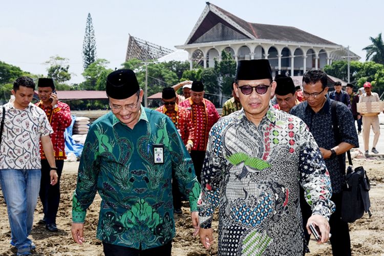 Dirjen Bimas Islam Kemenag Muhammadiyah Amin saat meninjau lokasi berlangsungnya MTQN 2018 di Sumut, Selasa (24/7/2018). 