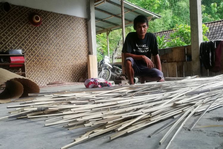 Mujimin dan hasil karya gedhek di rumahnya di Desa Sidomulyo, Pengasih, Kulon Progo, DIY. 