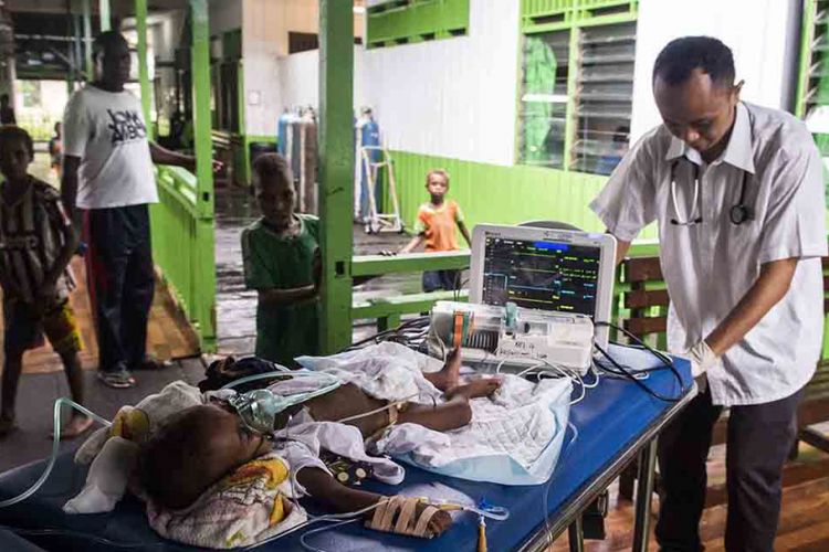 Dokter membawa pasien Surfana (1 tahun) ke ruang perawatan di Rumah Sakit Umum Daerah (RSUD) Agats, Kabupaten Asmat, Papua, Sabtu (27/1/2018). Data terakhir jumlah pasien campak dan gizi buruk di RSUD tersebut mencapai 88 dengan rincian penderita campak 7 pasien, gizi buruk 73 pasien, gizi buruk plus campak 2 pasien dan gizi kurang 6 pasien.