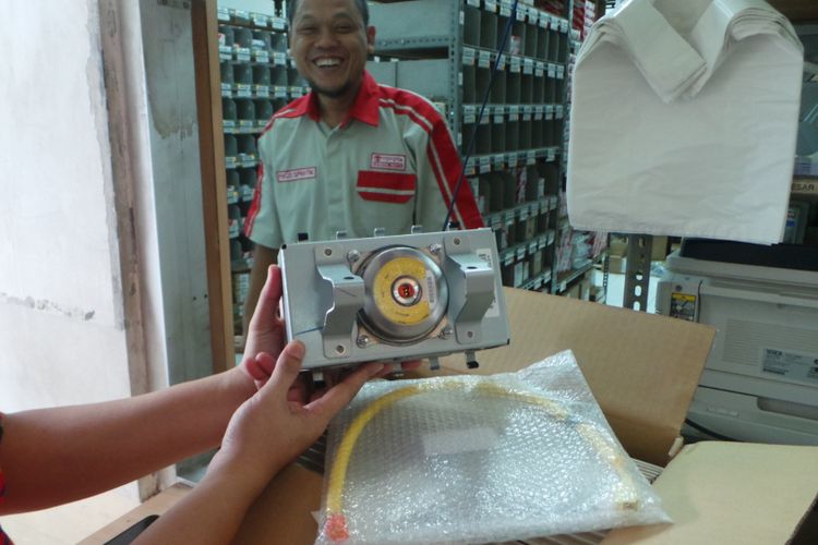 Komponen airbag Takata untuk Toyota yang tersedia di ruang stok bengkel mereka di Jalan Gaya Motor, Sunter, Jakarta. Komponen ini tersedia gratis dalam kampanye perbaikan khusus perangkat keselamatan tersebut.