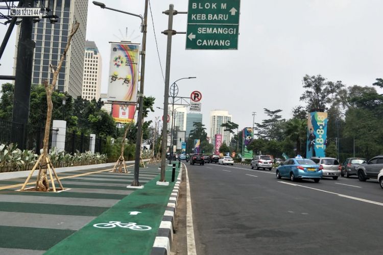 Jalur sepeda di trotoar Jalan Asia Afrika, tepatnya di luar gerbang kompleks Gelora Bung Karno (GBK), terhalang tiang rambu penunjuk jalan. Foto diambil Selasa (31/7/2018).