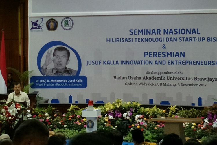 Wakil Presiden Jusuf Kalla ketika mengisi seminar nasional, Hilirisasi Inovasi Teknologi dan Start Up Bisnis, di Gedung Widyaloka, Universitas Brawijaya, Malang, Jawa Timur, Senin (4/12/2017). 