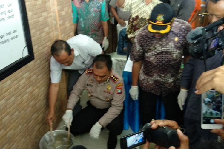 Kapolres Bintan AKBP Boy Herlambang menunjukan barang bukti sabu sebanyak 3 kg yang berhasil diamankan saat hendak dikirimkan ke Madura melalui jalut laut