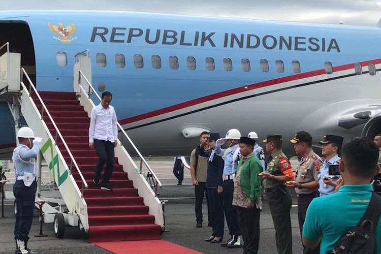 Presiden Joko Widodo saat tiba di Husein Sastranegara, Kota Bandung, Jawa Barat, Minggu (10/3/2019).