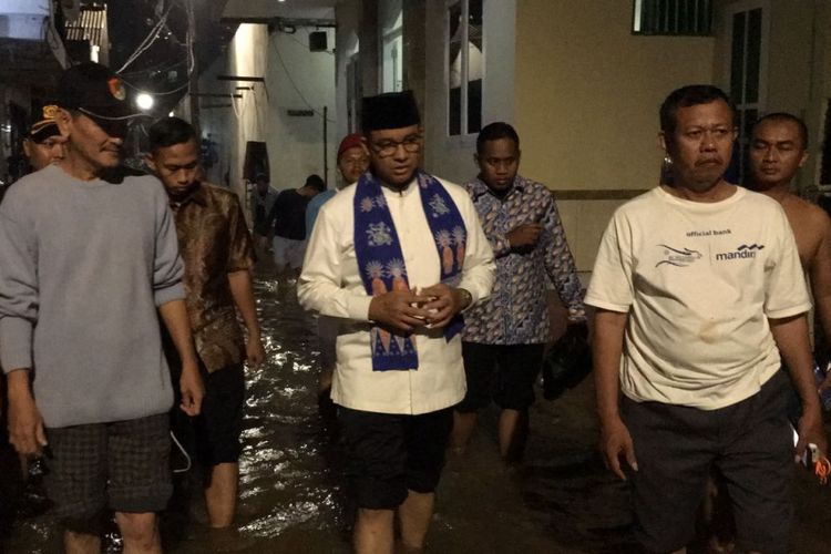 Anies Baswedan mendatangi rumah warga yang tewas ketika banjir di Cipete Utara, Jakarta Selatan, Kamis (19/10/2017).