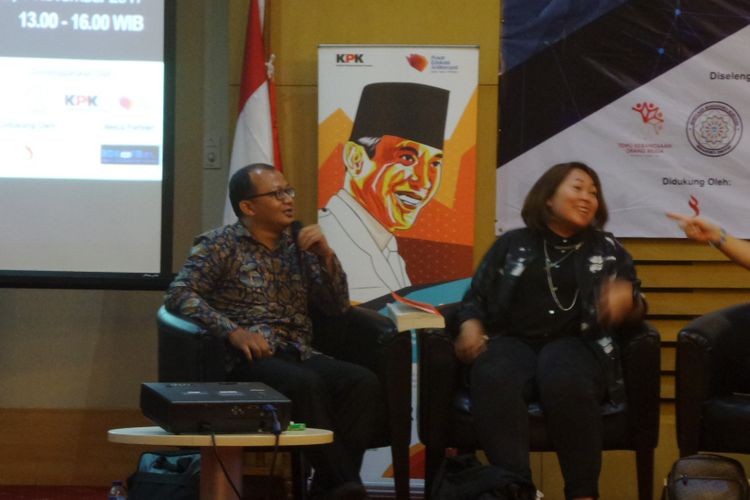 Peneliti Indonesia Corruption Watch (ICW) Emerson Yuntho dalam diskusi dan bedah buku di Gedung KPK Jakarta, Sabtu (4/11/2017).