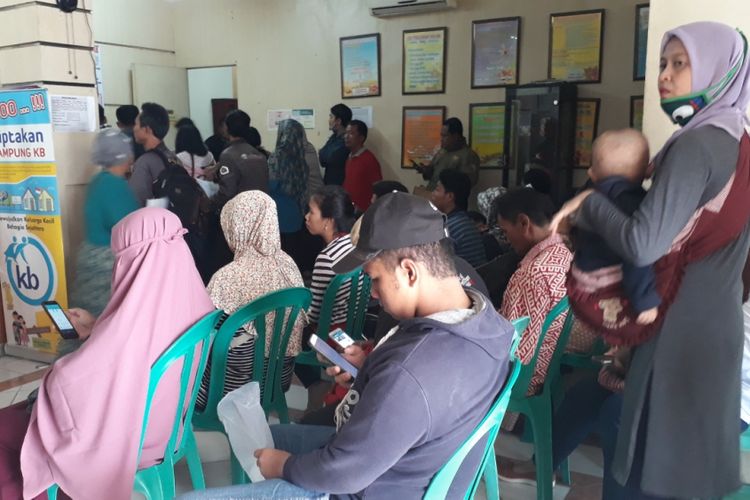 Tampak warga tetap mendapat pelayanan publik di Kantor Kecamatan Tambun Selatan, pasca penahanan Bupati Bekasi oleh KPK, Rabu (17/10/2018).