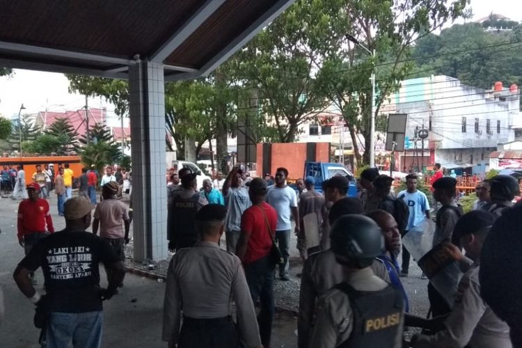 Tanpak massa menduduki Kantor Pos Abepura, Kota Jayapura, dikawal aparat kepolosian