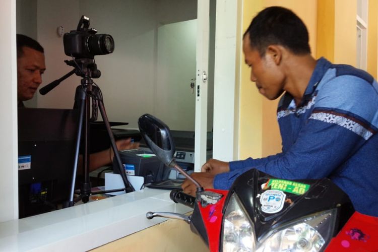 Salah satu pemohon perpanjangan SIM di Satlantas Polres Polres Jombang, mengikuti arahan petugas dalam sesi pengambilan foto wajah, Rabu (9/1/2019).