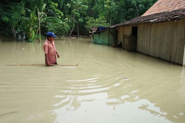 Ratusan rumah di wilayah Desa Mayahan, Kecamatan Tawangharjo, Kabupaten Grobogan, Jawa Tengah, terendam banjir, Jumat (17/11/2017).