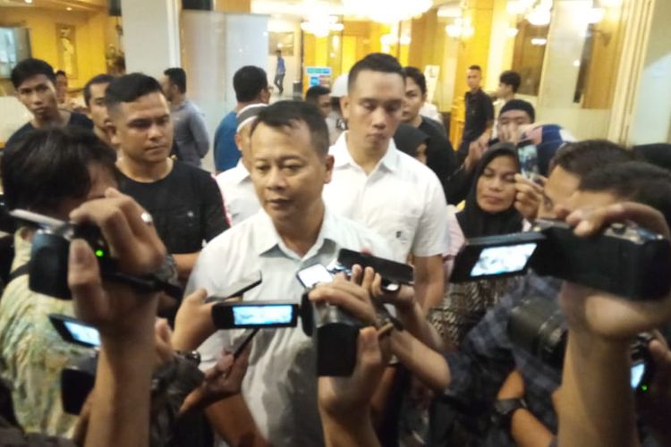 Kapolrestabes Makassar Kombes Pol Wahyu Dwi Ariwibowo saat diwawancara awak media di Hotel Panakukang Makassar tempat anggota DPRD asal Kolaka Utara tewas, Minggu (23/6/2019) malam. 