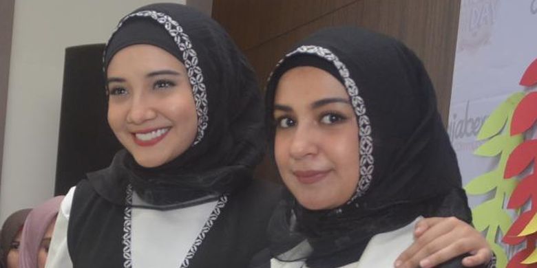 Shireen Sungkar (kanan) bersama kakaknya, Zaskia Sungkar, menghadiri acara Hijab Day 2016, di Mall Kota Kasablanka, Kuningan, Jakarta Selatan, pada Sabtu (9/4/2016).