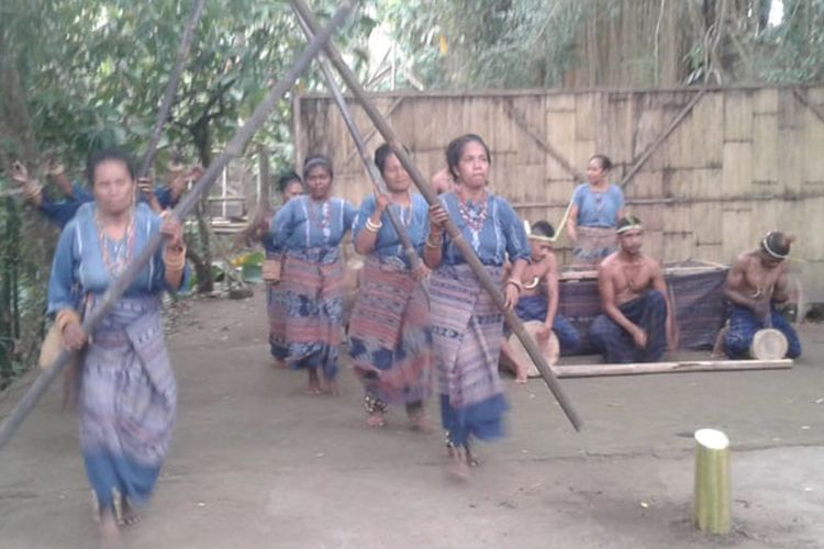 Tarian Tua Reta Lou ditampilkan saat menyambut tamu di sanggar budaya Bliran Sina, di Desa Kajowair, Kecamatan Hewokloang, Kabupaten Sikka, NTT, Minggu (19/5/2019).