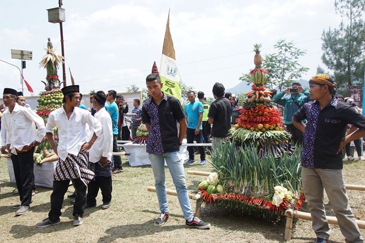 Para pemuda warga desa di Kecamatan Petungkriyono meletakkan gunungan hasil bumi yang dikirab pada hari kedua Festival Rogojembangan, Sabtu (29/9/2018).