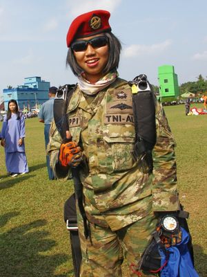 Serda PDK/W Poppy Tri Anggraini, salah satu wanita pemberani dari BKO Komando Pasukan Katak (Kopaska) usai beraksi terjun dari ketinggian di atas 10.000 kaki, Jumat (3/8/2018).  Dua tahun bergabung di TNI AL, Poppi sudah melakukan penerjunan selama 120 kali. 