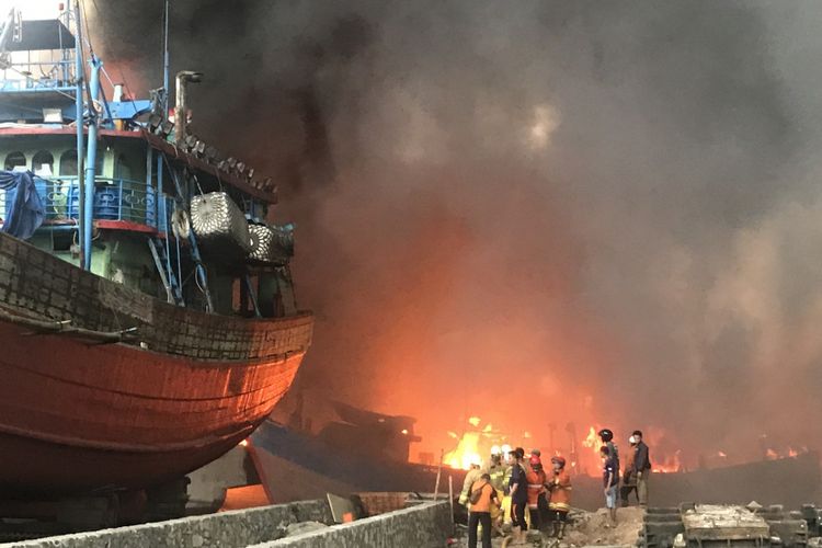 Sebanyak 15 unit kapal terbakar di Pelabuhan Muara Baru, Pluit, Penjaringan, Jakarta Utara, Sabtu (23/2/2019).