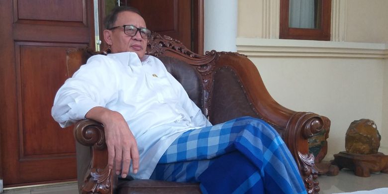 Gubernur Banten Wahidin Halim saat berbincang dengan Kompas.com di rumah dinas gubernur, Kamis (15/5/2019).