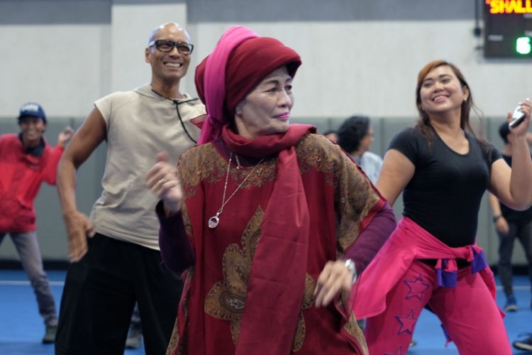 Tini Kartini Natakusumah (depan)  sedang melakukan Zumba pada peluncuran Goifex 2019, Selasa (19/2/2019) di Jakarta. Bersama tim beranggota enam orang, Tini Kartini Natakusumah atau karib disebut Ibu Hajjah Legimin, menciptakan Senam Kesegaran Jasmani 1988. Tini menyebut nama Arum Dhani dan Berty Tilarso sebagai anggota timnya.
