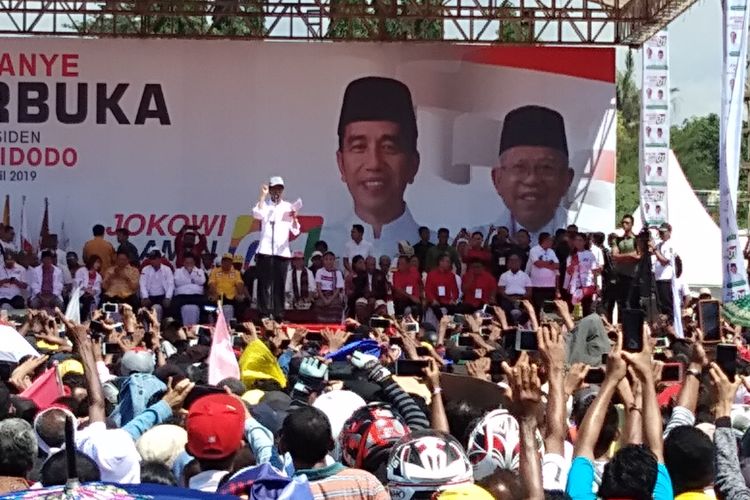 Capres nomor urut 01, saat memberikan orasi politik di Lapangan Sitarda Kota Kupang, Senin (8/4/2019)