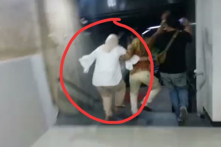 Wakil Ketua Tim Badan Pemenangan Nasional Prabowo-Sandiaga, Nanik S Deyang kabur dari kejaran media usai menjalani pemeriksaan selama lebih dari 12 jam sebagai saksi dalam kasus hoaks Ratna Sarumpaet.