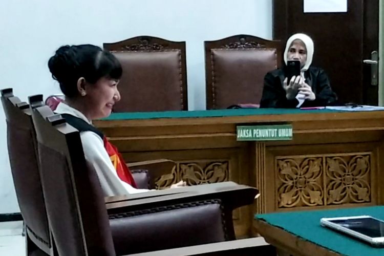 Artis peran Roro Fitria menangis saat sampaikan nota pembelaan di Pengadilan Negeri Jakarta Selatan, Rabu (10/10/2018).