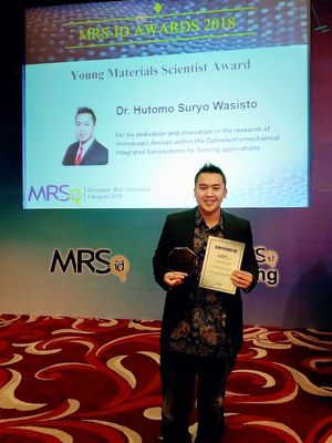 Hutomo Suryo Wasisto saat mendapatkan Young Materials Scientist Award.