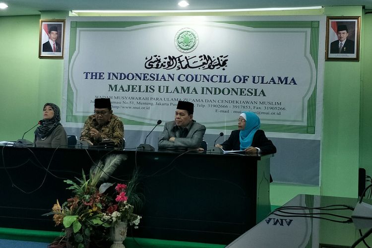 Konferensi pers MUI terhadap tayangan Ramadhan di MUI Pusat, kawasan Menteng, Jakarta Pusat, Rabu (29/5/2019). (dari kiri) terlihat para petinggi MUI, Elvi Hudhriyah, Masduki Baidlowi, Wasekjen MUI Amirsyan Tambunan, Rida Hesti Ratnasari, dan Cholil Nafis. 