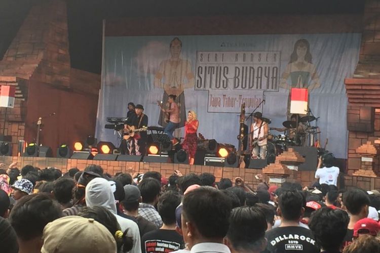 Penyanyi Iwan Fals menggelar Konser Situs Budaya: Jatim-Trowulan di PanggungKITA, Leuwinanggung, Jawa Barat, pada Sabtu (14/10/2017). Konser itu digelar untuk memberikan pembelajaran tentang sejarah Trowulan melalui sebuah konser musik.