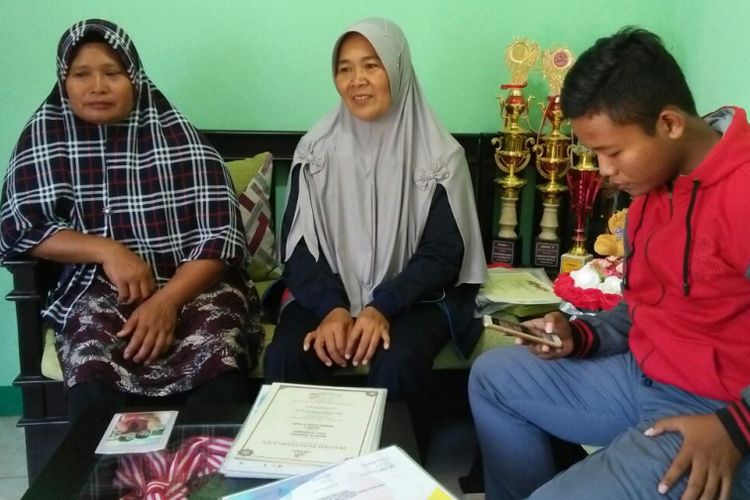 Ibunda Aries Susanti Rahayu, Maryati (tengah berhijab), saat ditemui Kompas.com di rumahnya di Desa Taruman, Kecamatan Klambu, Grobogan, Jateng, Rabu (9/5/2018).