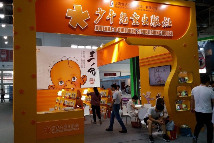 Juvenile and Children’s Publishing House, penerbit buku anak di China, tampil dengan stan bergambar seorang anak dalam acara Beijing International Book Fair 2017 yang diadakan pada 23-27 Agustus 2017 di Beijing, China.