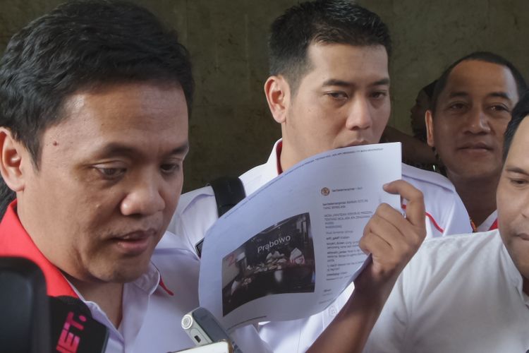 Perwakilan dari ACTA atas nama Ketua Umum Partai Gerindra Prabowo Subianto melaporkan sejumlah akun yang menyebarkan hoaks di media sosial ke Bareskrim Polri, Jakarta, Jumat (2/3/2018).