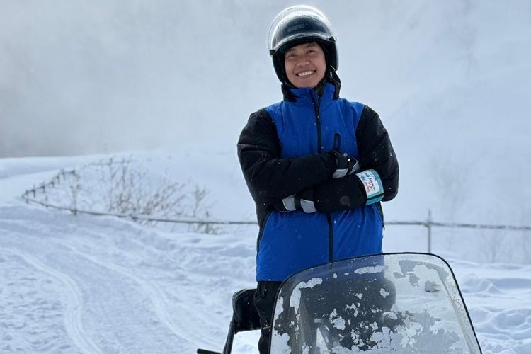 Dedy Ariwansa (31) mengisi waktu libur dengan mencoba mengendarai snowmobile, salah satu aktivitas musim dingin populer di Hokkaido.