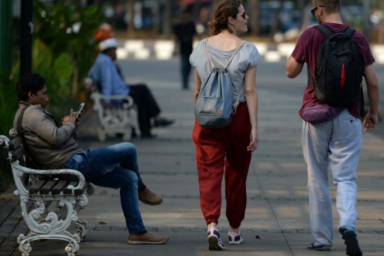 Wisatawan mancanegara berjalan kaki menyusuri pedestrian di kawasan Monas, Jakarta, Rabu (13/9/2017). Pedestrian yang nyaman dan bersih dirawat menyenangkan warga untuk beraktivitas jalan kaki. 