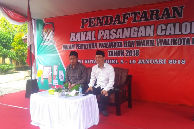 Pasangan Aizzudin-Sudjono saat mendaftar Pilkada Kota Kediri, Jawa Timur, Rabu (10/1/2018).