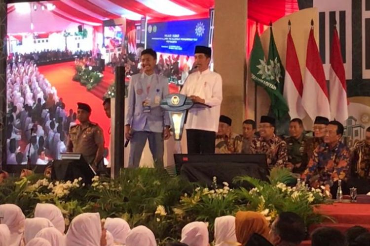 Presiden Joko Widodo saat bertanya kepada siswa Madrasah Muallimin-Muallimat Muhammadiyah Yogyakarta Indrawan Diko saat acara milad 1 abad madrasah itu, Kamis (6/12/2018).