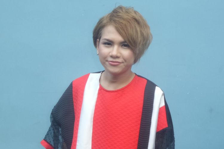 Evelyn Nada Anjani dijumpai di Studio TransTV, Jakarta Selatan, pada Rabu (17/5/2017), setelah menjadi bintang tamu sebuah acara bincang-bincang.