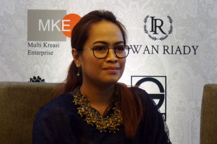 Desainer kebaya pengantin Vera Anggraini dalam konferensi pers fashion show Merajut Nusantara di Raffles Hotel Jakarta, Senin (13/8/2018).
