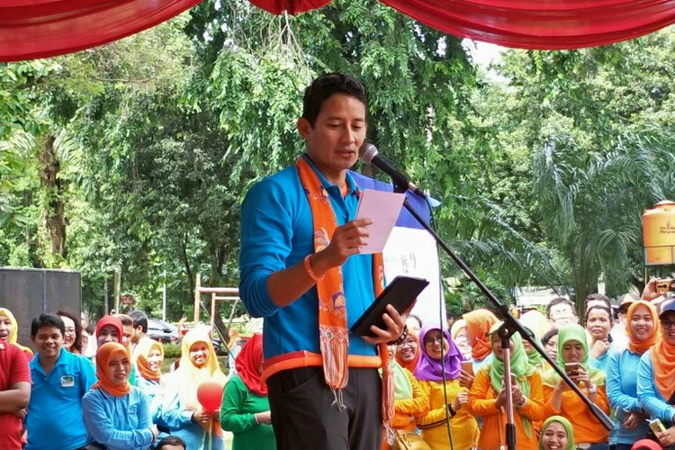 Wakil Gubernur DKI Jakarta Sandiaga Uno memberikan sambutan dalam peringatan Hari Kesehatan Nasional di Taman Margasatwa Ragunan, Jakarta Selatan, Sabtu (25/11/2017).